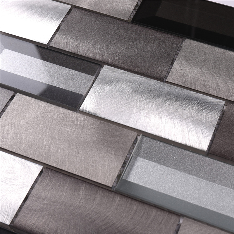 Ljus / mörkgrå aluminiumblandning av glasplattor i köksvägg