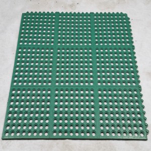 Perforerad dräneringsmatta av naturgummi för däck