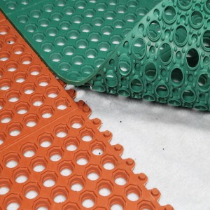 Perforerad dräneringsmatta av naturgummi för däck