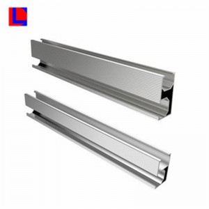 Extruderad solpanelmontering med skena