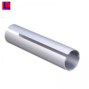 Justerbar stränghållare för strängsprutning för remsbelysning