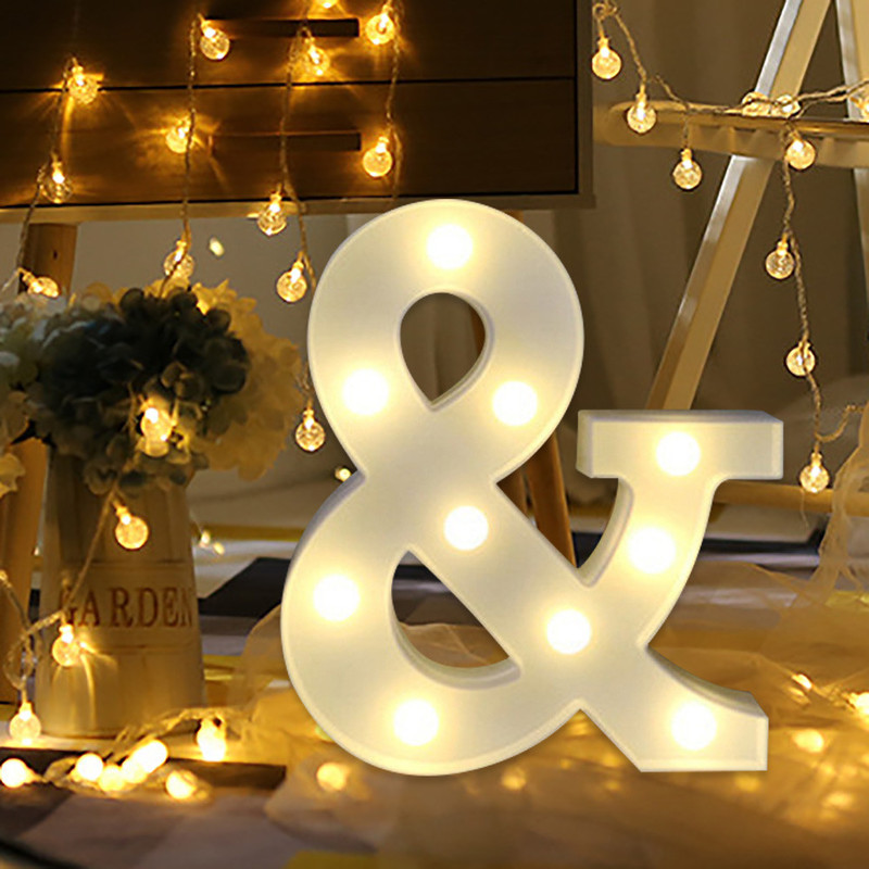 Alfabetets bokstavslampor LED-ljus upp vitplastletter som står hängande A-M u0026