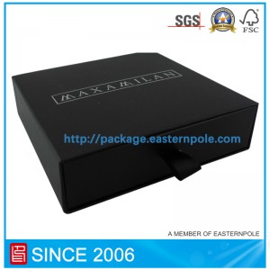 Svart styv kartonglåda