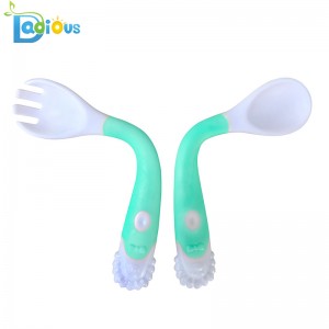 Amazon Hot Sale Babyfodertillbehör Träning Gaffel och Sked Krökt Handtag Småbarn Skedar och Gafflar Baby Researtiklar