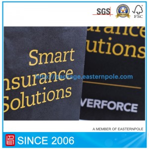 Svart papperspåse med foliestämpellogotyp