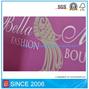 Lila papperspåse med knuten handtag