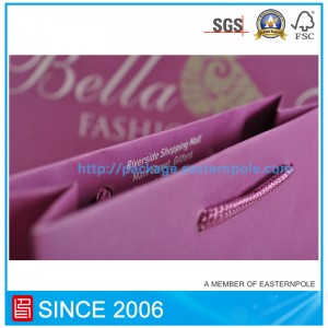 Lila papperspåse med knuten handtag