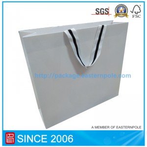 Lyxig vitpappersväska för kläder med inverterad botten