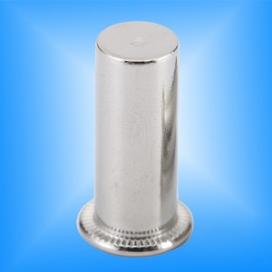 Platt huvud rund kropp nära slutet