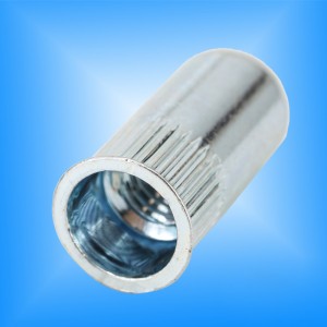 Minska huvudet räfflad kropp nära slutet