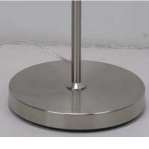 Golvlampa med laserskuren svart tygskärm