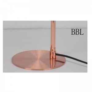 Bordslampa med metallskärm och justeringsfunktion