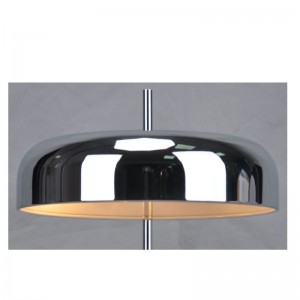 Bordslampa med metallskärm och platt bas