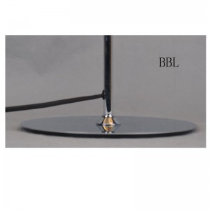 Bordslampa med metallskärm och platt bas