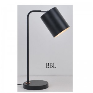 Bordslampa med metallskärm och justera skuggfunktion