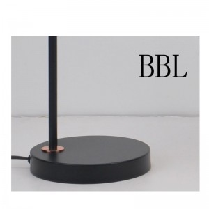 Bordslampa med metallskärm och justera skuggfunktion