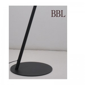 LED-golvlampa med metallskärm