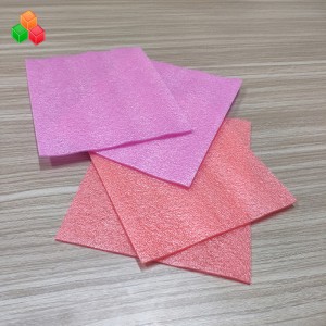 Utvidgad polyetenmjuk esd svartvit epe-packningsskumplåt för maskin- / elektroniktransportskyddsförpackning