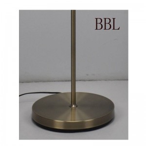 Modern golvlampa med nätskugga