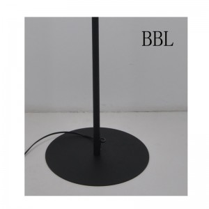 Golvlampa med laserskuren tygskärm, platt bas