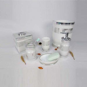 Elegant vitt med badrumsuppsättning av silverlinje i glas