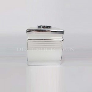 Elegant vitt med badrumsuppsättning av silverlinje i glas