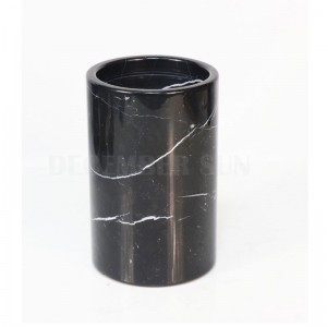 Svart kylare i marmorvin