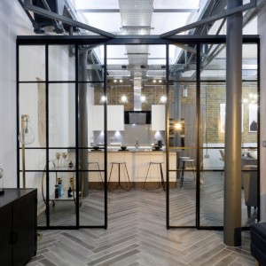 Smal skjutdörr för bezel