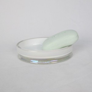 Ljus badrumsuppsättning i glansglas