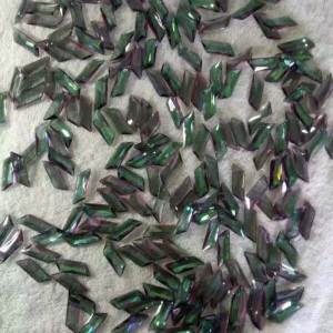 Färgväxlande stenar av syntetisk sutanit