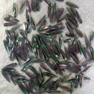 Färgväxlande stenar av syntetisk sutanit