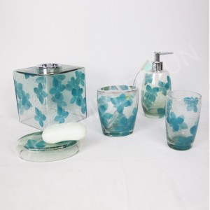 Klart glas med dekalerat badrumstillbehör