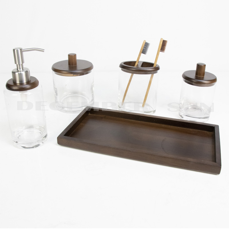 Klart glas med badrumsuppsättning av trädelar