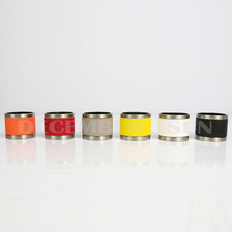 Vacker färg metall och läder servett ring