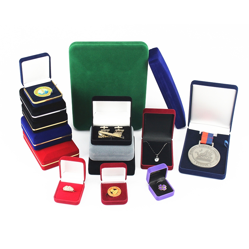 Smycken i smyckeskrin, sammetslåda.