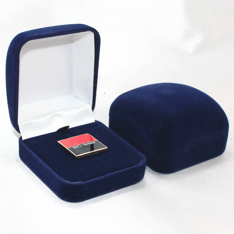 Objekt F-2 rund form sammetlåda för ring, badge & litet mynt, mm. 52 * 57 * 34, vikter cirka 27 g