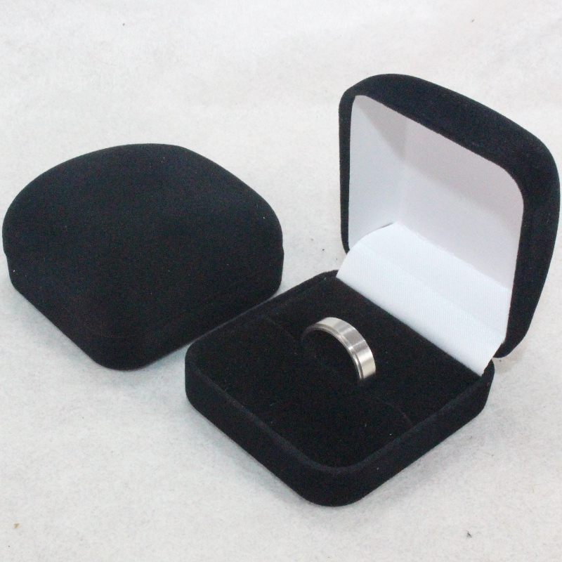 Objekt F-2 rund form sammetlåda för ring, badge & litet mynt, mm. 52 * 57 * 34, vikter cirka 27 g