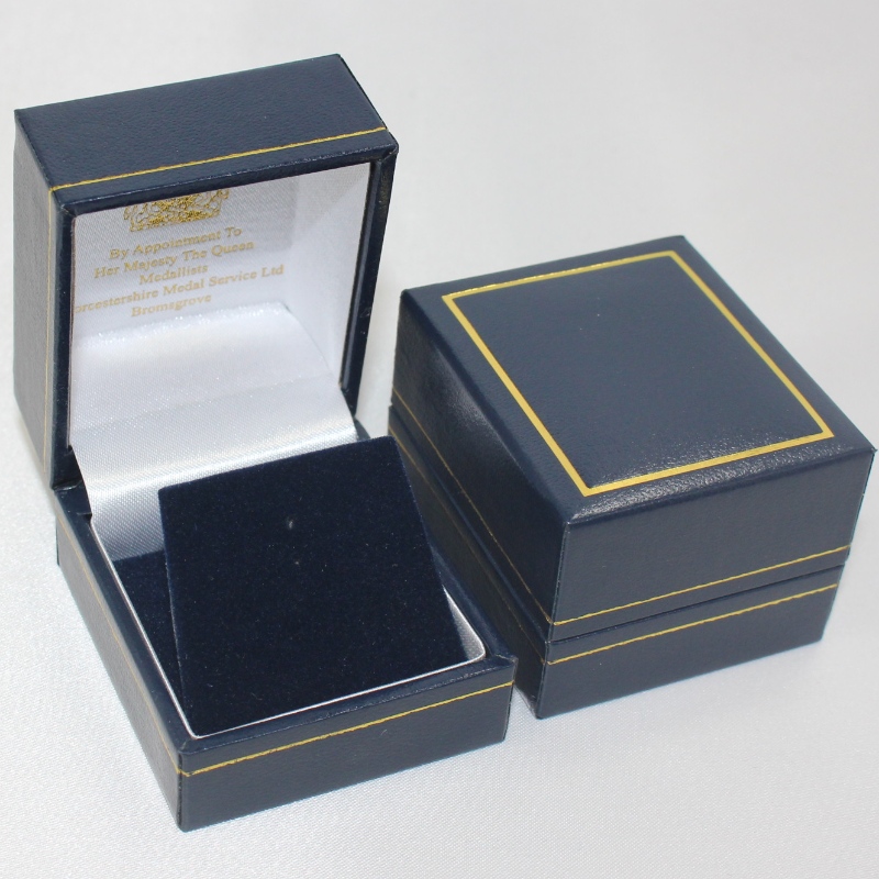 Punkt V-07 kvadratisk plastlåda täckt av Leatherette Paper för diameter 25-30 mm mynt, bricka, ring osv. mm.46*53*38, vikter omkring 40g