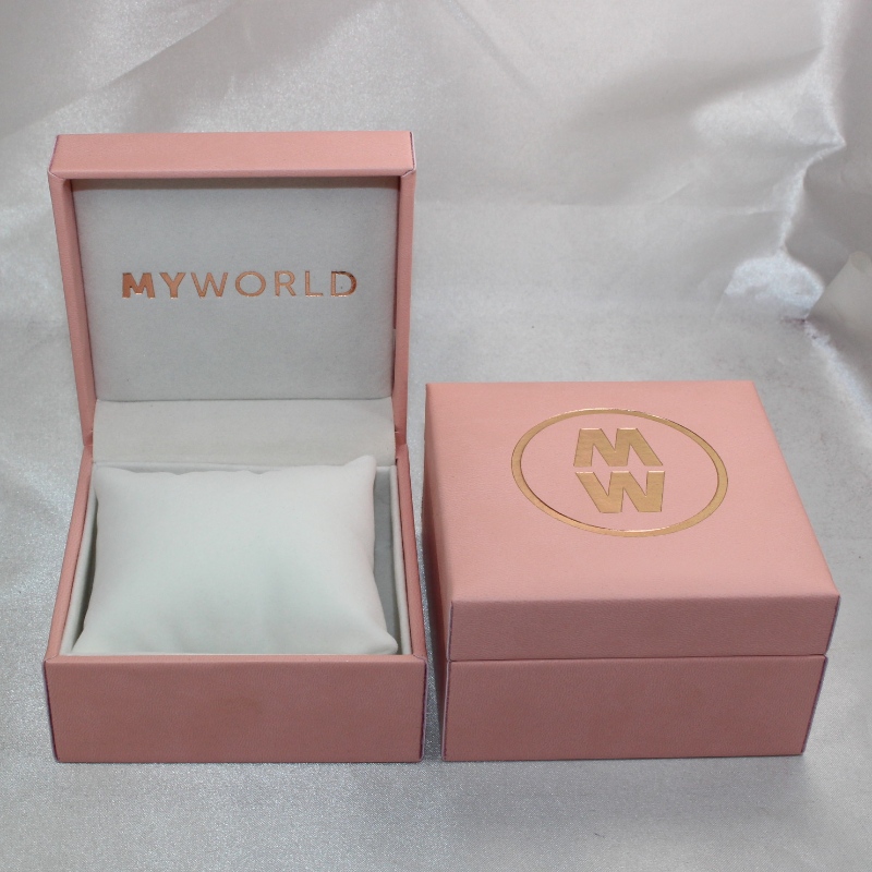 Objekt V-05 fyrkantig plastlåda av papper för klocka. mm. 100 * 100 * 60, vikter ca 194 g