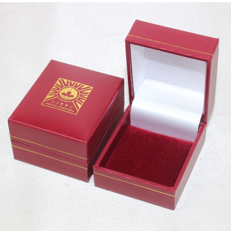 Artikel V-07S fyrkantig plastlåda av papperslåda för diameter 25-30 mm mynt, emblem, ring etc. mm. 46 * 53 * 32, vikter cirka 35 g