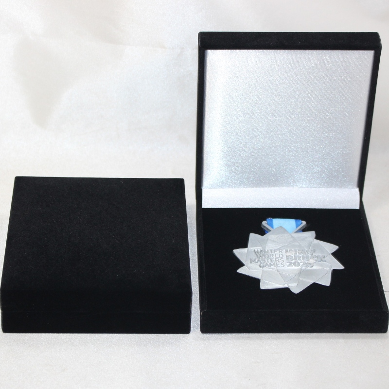 Artikel V-19 fyrkantig PU-läderbox för 90 * 90mm mynt, medalje & märke mm mm. 110 * 125 * 33, vikter cirka 140 g