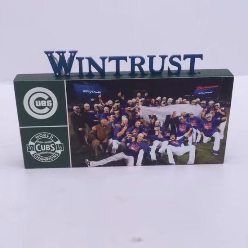 Wooden Cubs Wintrust Video Board med LED-bokstäver