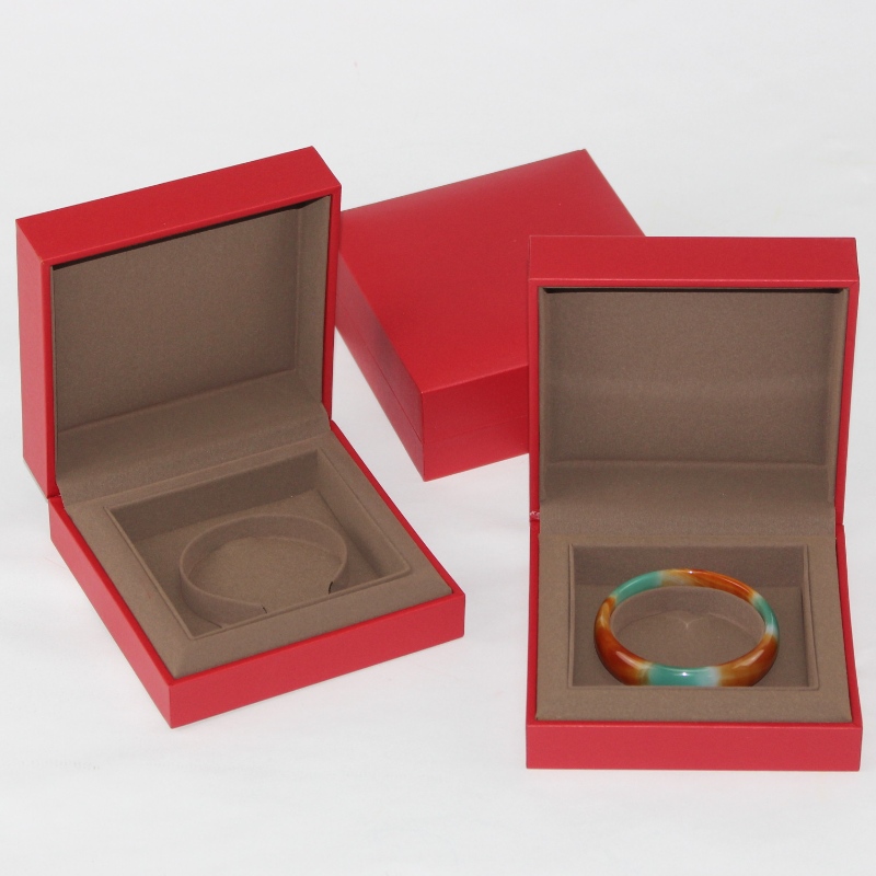 Ett fint smyckeskrin som är skräddarsytt med rött smyckeskrin med svampskum. Storleken är 115*115*45mm.