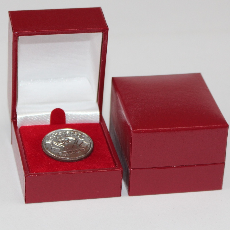 Punkt V-07 kvadratisk plastlåda täckt av Leatherette Paper för diameter 25-30 mm mynt, bricka, ring osv. mm.46*53*38, vikter omkring 40g