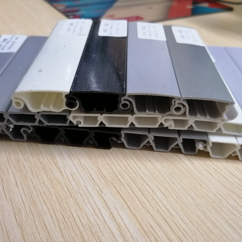 brandklassad PVC-rulljalusi lamell PVC-persienner profil co-extruderad PVC profil lamell för skåpdörr