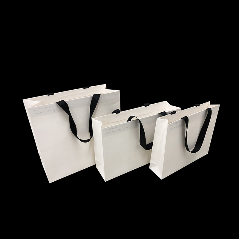 Vit presentpåse med satinbandhandtag Små, medelstora och stora mått