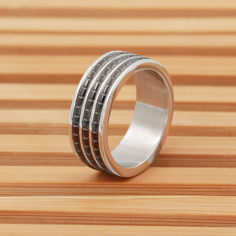 Tvåfärgad, svart pläterad ring för män