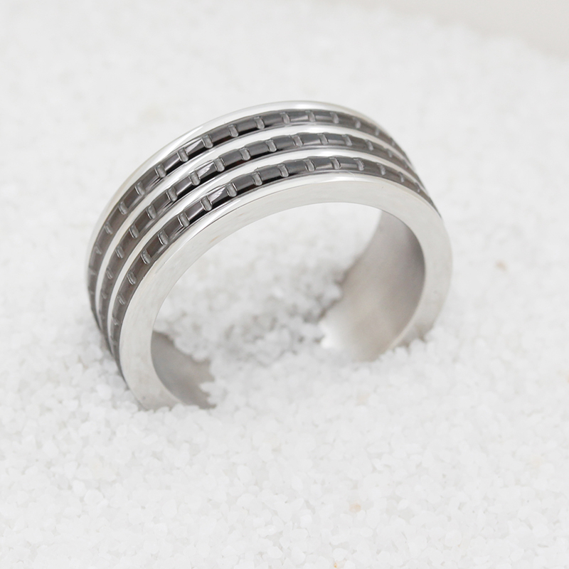 Tvåfärgad, svart pläterad ring för män