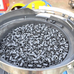 Maskiner för automatisk valsning av ihåliga rör för träskruvar