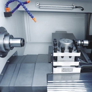 Otrolig CNC-svarvmaskin inuti fabriken Perfekt CNC-arbetsprocess